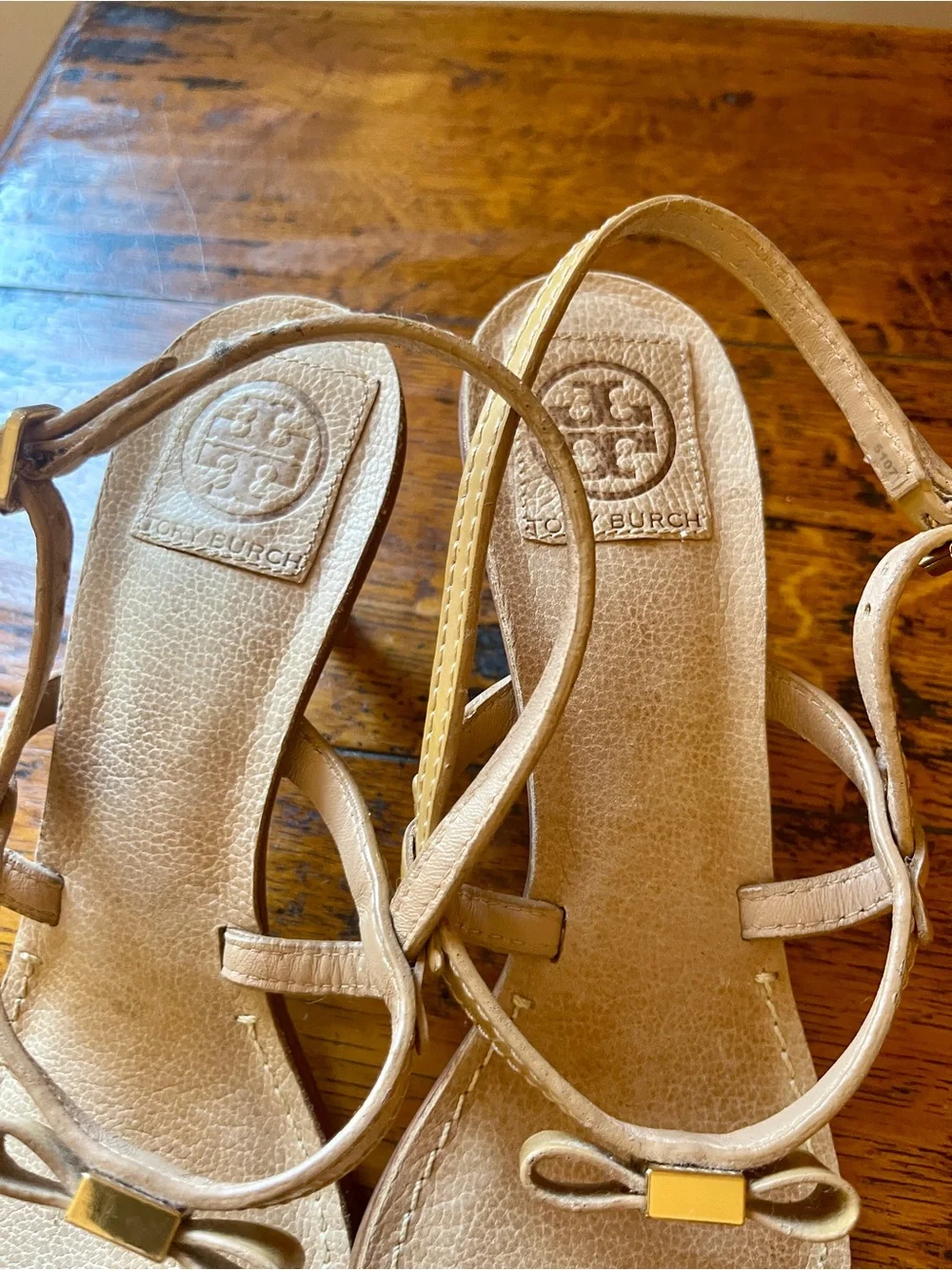 Tory Burch Tan Bow Logo T-Strap Sandals 9.5
